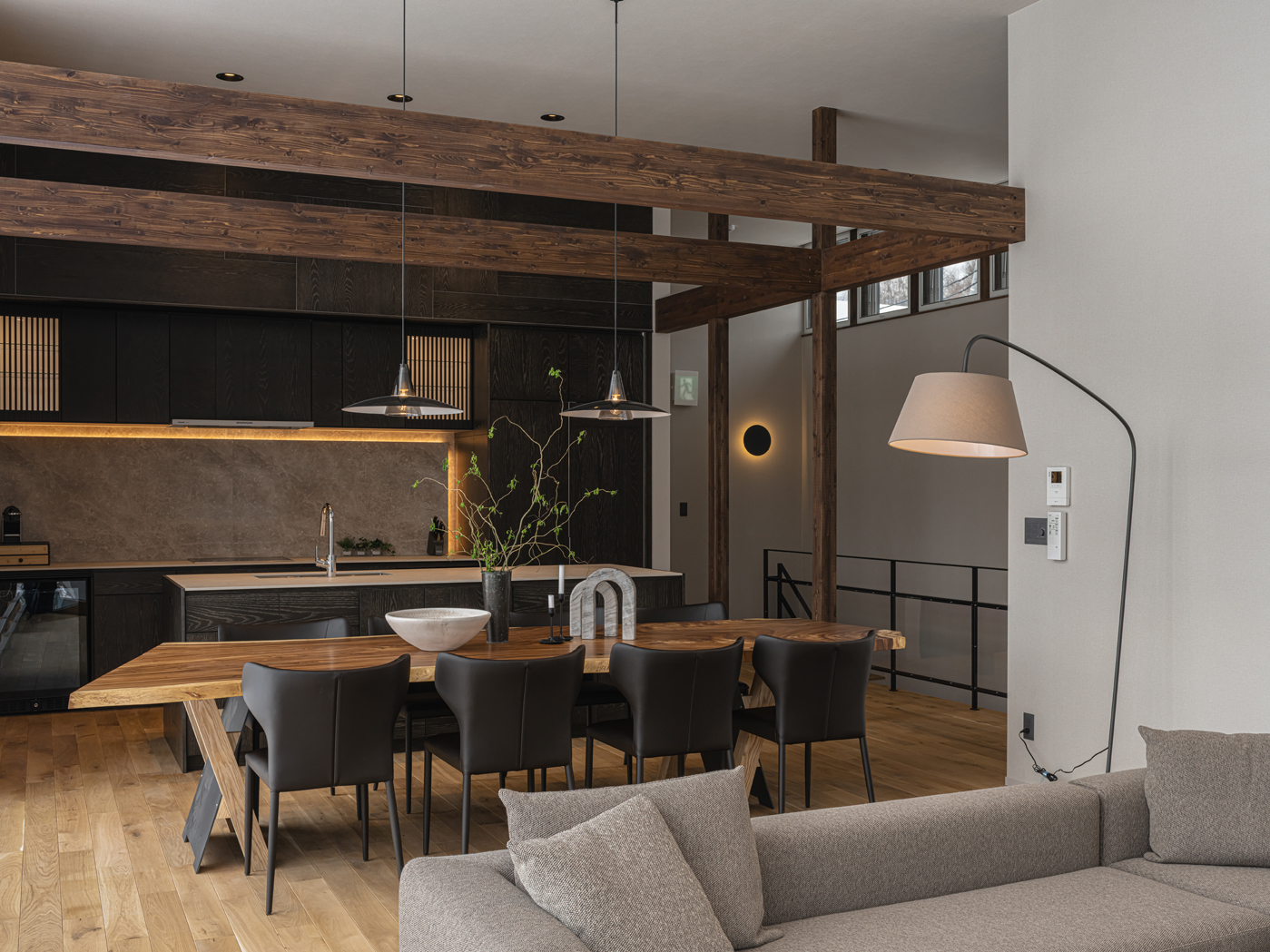 ニセコ町にある羊蹄山が見えるアートホームの施工事例、すいせつヴィラ（一棟貸し別荘）のリビング・ダイニング